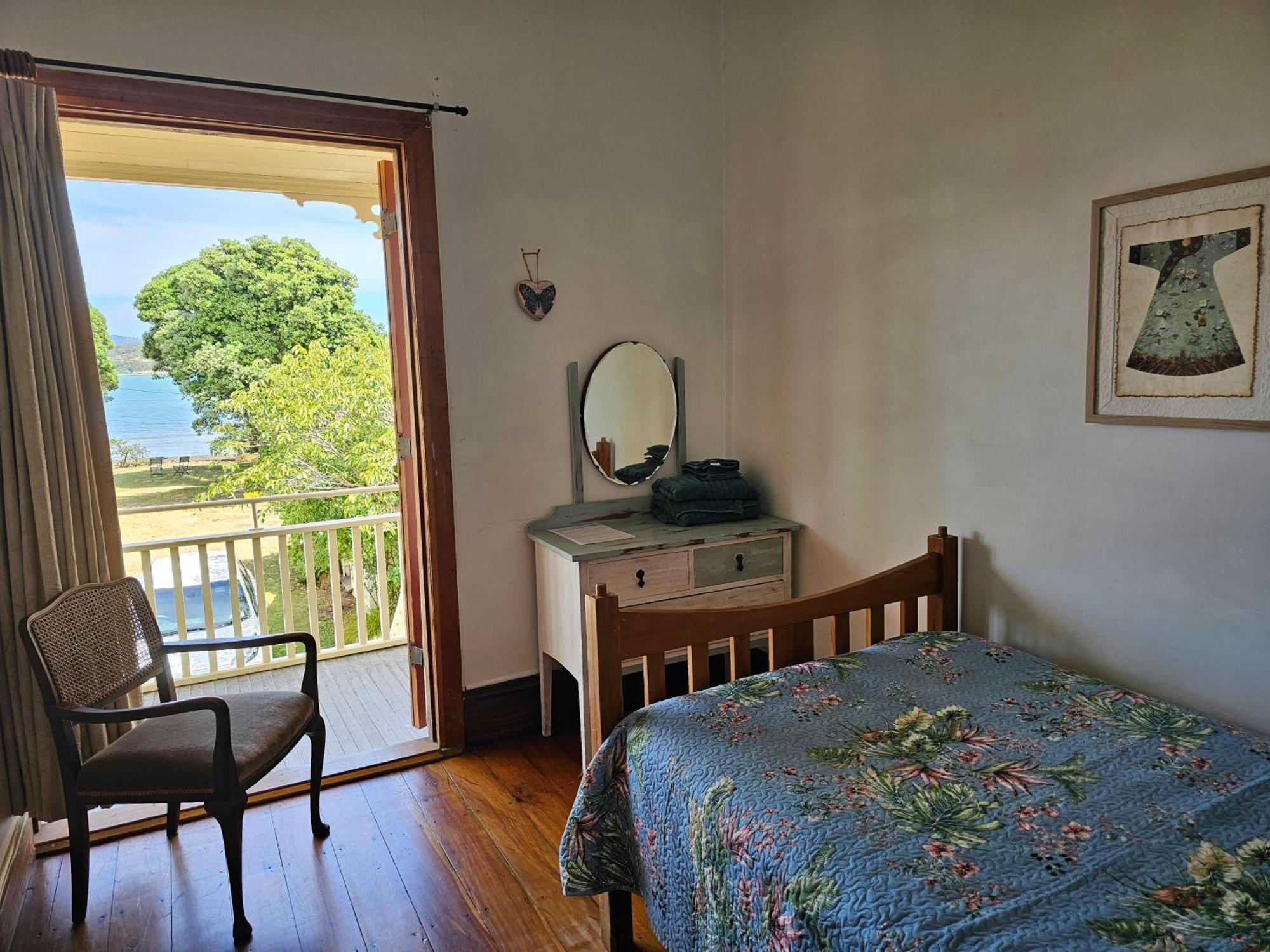 Brony'S Beachfront-Short And Long Term Stays Porirua Exterior photo