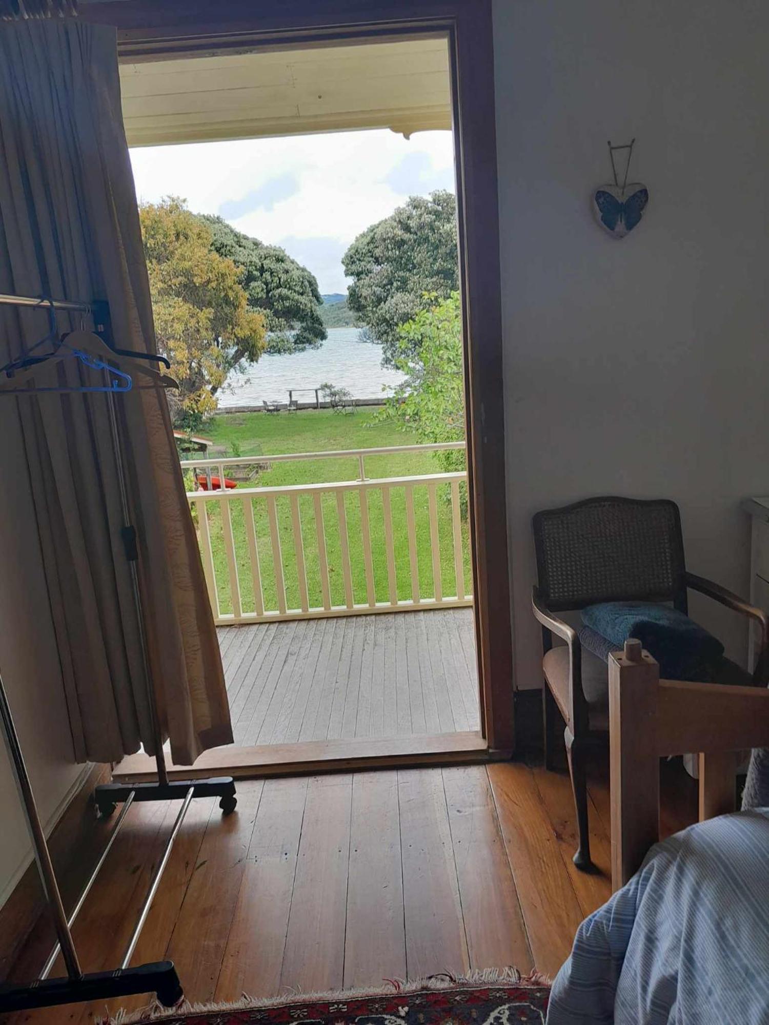 Brony'S Beachfront-Short And Long Term Stays Porirua Exterior photo