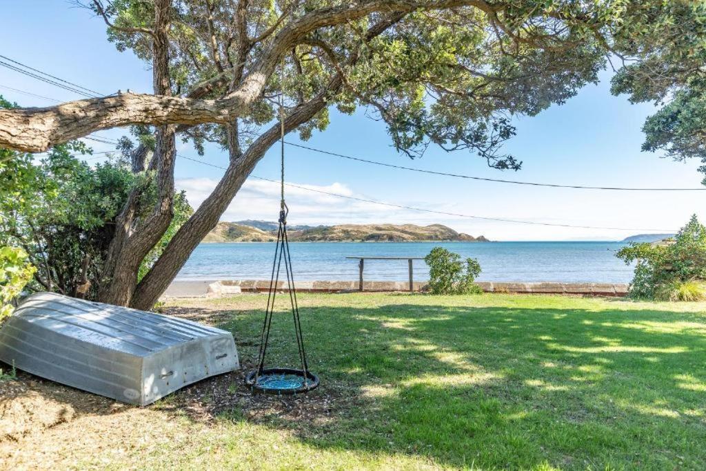 Brony'S Beachfront-Short And Long Term Stays Porirua Exterior photo